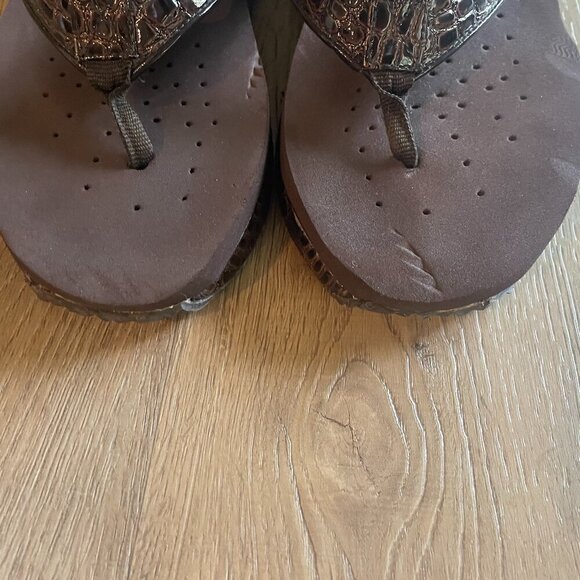 Volatile Textured Flip Flops Platform Sandals Slip-On Wedge Brown Size 8 - Picture 2 of 7